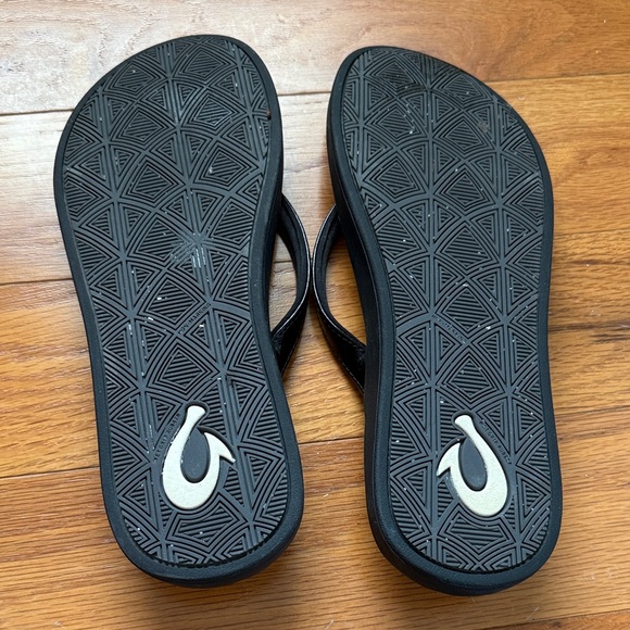 OluKai Pauwe Black Flip Flops - Picture 3 of 6